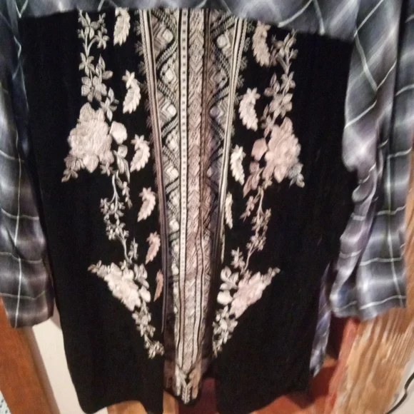 ANDREE BY UNIT Black and Gray Button Down - Picture 2 of 8